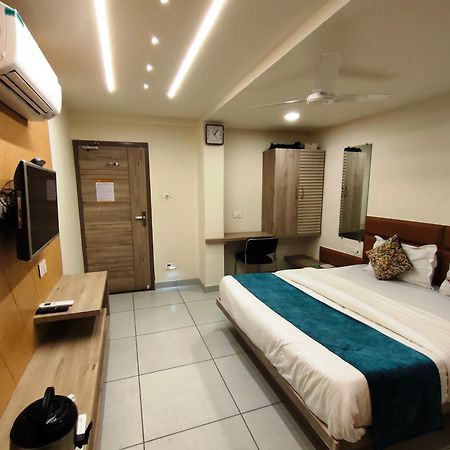 Hotel Kinara Ahmadábád Kültér fotó