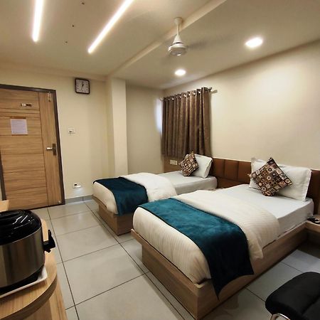 Hotel Kinara Ahmadábád Kültér fotó